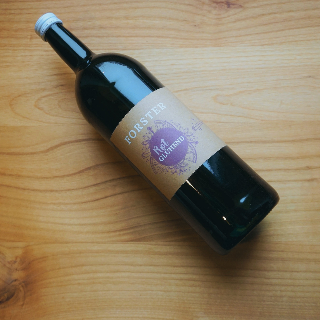Eine Flasche Gluehwein Sorte rot vom Weingut Forster. Dunkle 1 Liter Flasche mit Schraubverschluss. Braunes Etikett mit weißem Logo Forster und Name Rot glühend.