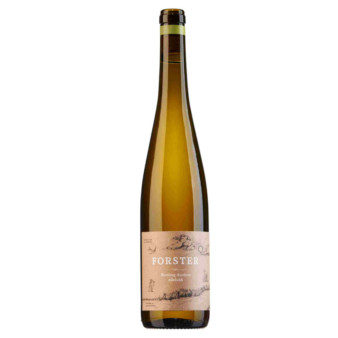 Flasche Weißwein vom Weingut Forster aus Rümmelsheim an der Nahe, Sorte Riesling Auslese edelsüß, mit Korken und beige-braunem Etikett, das mit weißer Schrift das Logo Forster sowie die Sorte zeigt, zudem eine gezeichnete Landschaft mit Sonne, Wolken, Schwalbe und Pflanzen.