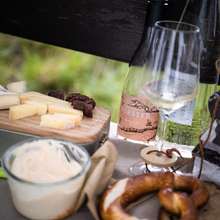 Laden Sie das Bild in den Galerie-Viewer, Vesper Platte mit Käse, Wurst, Spundekäse, Brezel einer Flasche Wein vom Weingut Forster sowie einem Weinglas. 
