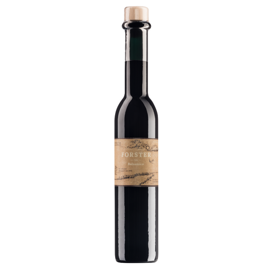 Eine Flasche Balsamico vom Weingut Forster. Essig aus Trauben hergestellt, dunkle Flasche mit braunem Etikett das den Namen Forster und Sorte zeigt, gezeichnete Landschaft mit Wolken und Sonne, Schwalbe und Pflanzen. 