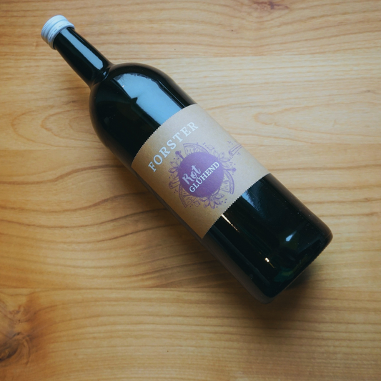 Eine Flasche Gluehwein Sorte rot vom Weingut Forster. Dunkle 1 Liter Flasche mit Schraubverschluss. Braunes Etikett mit weißem Logo Forster und Name Rot glühend. 