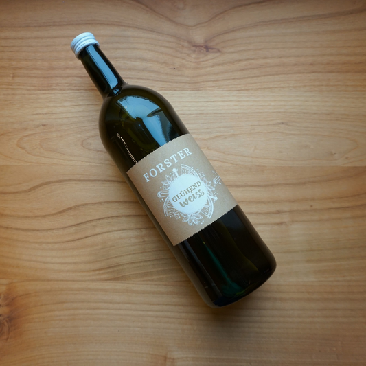 Eine Flasche Gluehwein Sorte weiss vom Weingut Forster. Dunkle 1 Liter Flasche mit Schraubverschluss. Braunes Etikett mit weißem Logo Forster und Name Glühend weiss. 