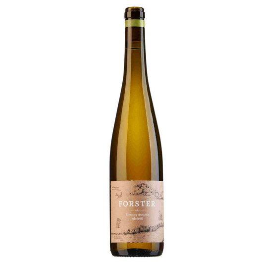 Flasche Weißwein vom Weingut Forster aus Rümmelsheim an der Nahe, Sorte Riesling Auslese edelsüß, mit Korken und beige-braunem Etikett, das mit weißer Schrift das Logo Forster sowie die Sorte zeigt, zudem eine gezeichnete Landschaft mit Sonne, Wolken, Schwalbe und Pflanzen. 