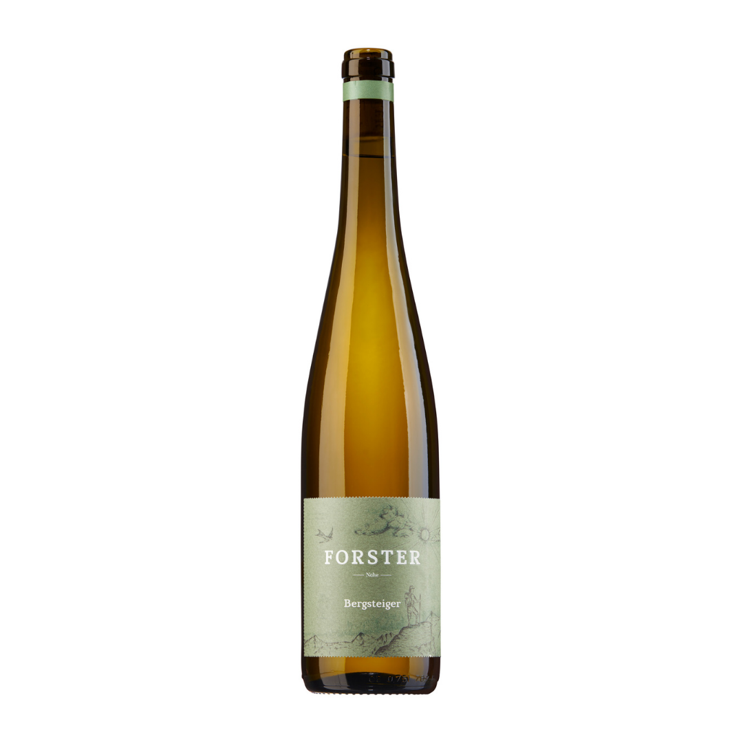 Flasche Weißwein vom Weingut Forster aus Rümmelsheim an der Nahe, Sorte Riesling Bergsteiger, mit Korken und grünem Etikett, das mit weißer Schrift das Logo Forster sowie die Sorte zeigt, zudem eine gezeichnete Landschaft mit Sonne, Wolken, Schwalbe und Bergen mit einem Bergsteiger. 