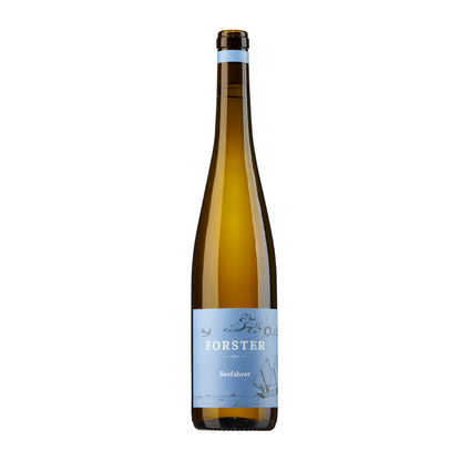 Flasche Weißwein vom Weingut Forster aus Rümmelsheim an der Nahe, Sorte Riesling mit Namen Seefahrer, mit Korken und blauem Etikett, das mit weißer Schrift das Logo Forster sowie den Namen Seefahrer zeigt, zudem eine gezeichnete Landschaft mit Sonne, Wolken, Schwalbe und maritimen Elementen Segelschiff. 