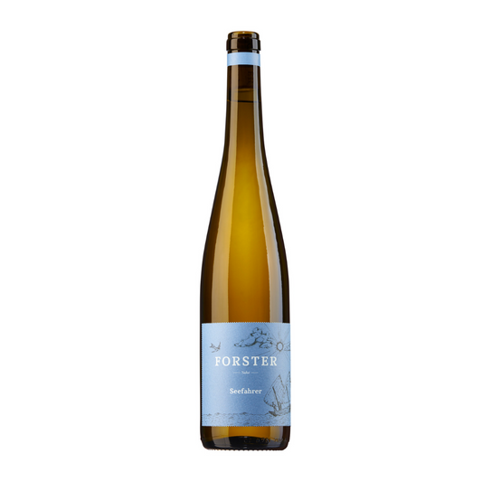 Flasche Weißwein vom Weingut Forster aus Rümmelsheim an der Nahe, Sorte Riesling mit Namen Seefahrer, mit Korken und blauem Etikett, das mit weißer Schrift das Logo Forster sowie den Namen Seefahrer zeigt, zudem eine gezeichnete Landschaft mit Sonne, Wolken, Schwalbe und maritimen Elementen Segelschiff. 