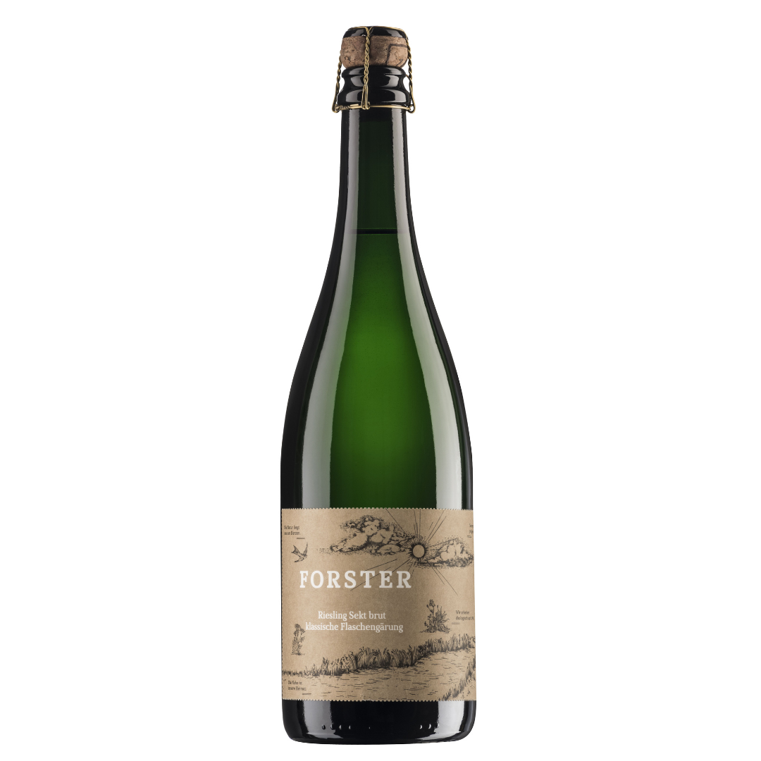 Flasche Sekt vom Weingut Forster aus Rümmelsheim an der Nahe, Sorte Riesling Sekt brut, mit Korken und Agraffe und beige-braunem Etikett, das mit weißer Schrift das Logo Forster sowie die Sorte zeigt, zudem eine gezeichnete Landschaft mit Sonne, Wolken, Schwalbe und Pflanzen. 