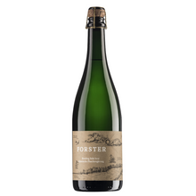 Laden Sie das Bild in den Galerie-Viewer, Flasche Sekt vom Weingut Forster aus Rümmelsheim an der Nahe, Sorte Riesling Sekt brut, mit Korken und Agraffe und beige-braunem Etikett, das mit weißer Schrift das Logo Forster sowie die Sorte zeigt, zudem eine gezeichnete Landschaft mit Sonne, Wolken, Schwalbe und Pflanzen. 