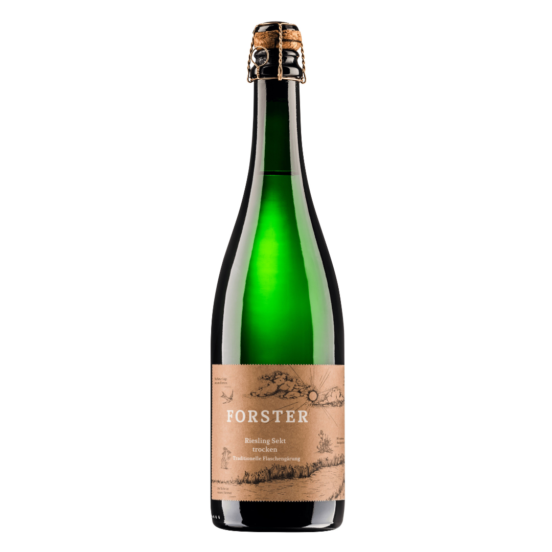 Sektflasche vom Weingut Forster aus Rümmelsheim an der Nahe, Sorte Riesling Sekt trocken, mit Korken und Agraffe und beige-braunem Etikett, das mit weißer Schrift das Logo Forster sowie die Sorte zeigt, zudem eine gezeichnete Landschaft mit Sonne, Wolken, Schwalbe und Pflanzen. 