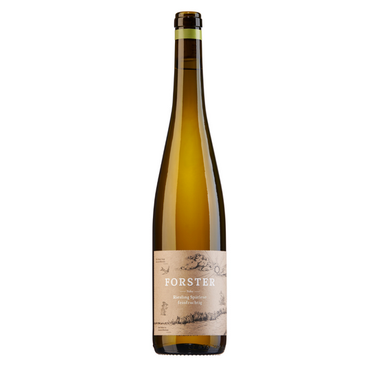 Flasche Weißwein vom Weingut Forster aus Rümmelsheim an der Nahe, Sorte Riesling Spätlese feinfruchtig, mit Korken und beige-braunem Etikett, das mit weißer Schrift das Logo Forster sowie die Sorte zeigt, zudem eine gezeichnete Landschaft mit Sonne, Wolken, Schwalbe und Pflanzen. 