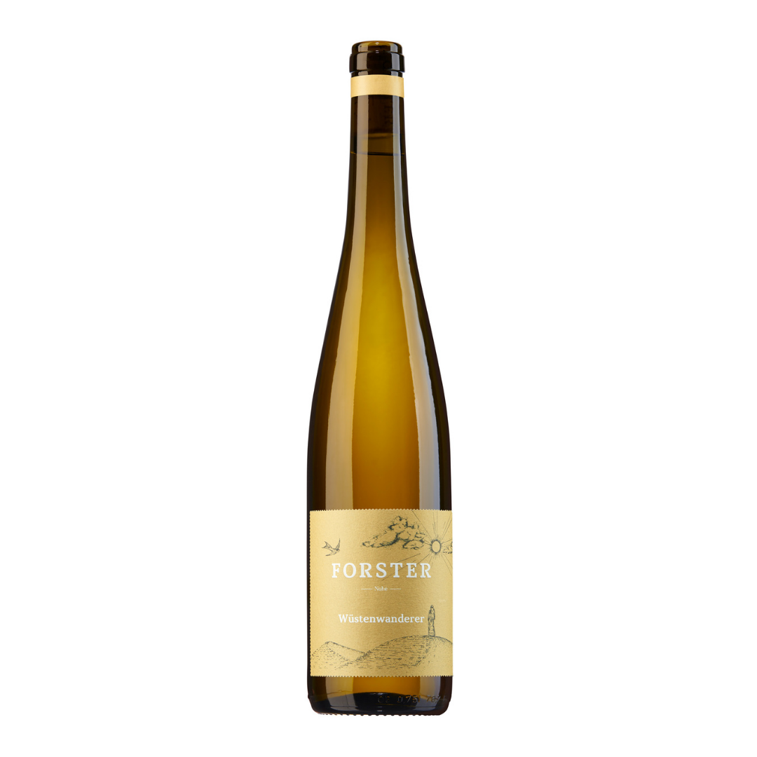 Flasche Weißwein vom Weingut Forster aus Rümmelsheim an der Nahe, Sorte Riesling Wüstenwanderer, mit Korken und gelbem Etikett, das mit weißer Schrift das Logo Forster sowie die Sorte zeigt, zudem eine gezeichnete Landschaft mit Sonne, Wolken, Schwalbe und einer Wüstenlandschaft mit einem Wanderer. 