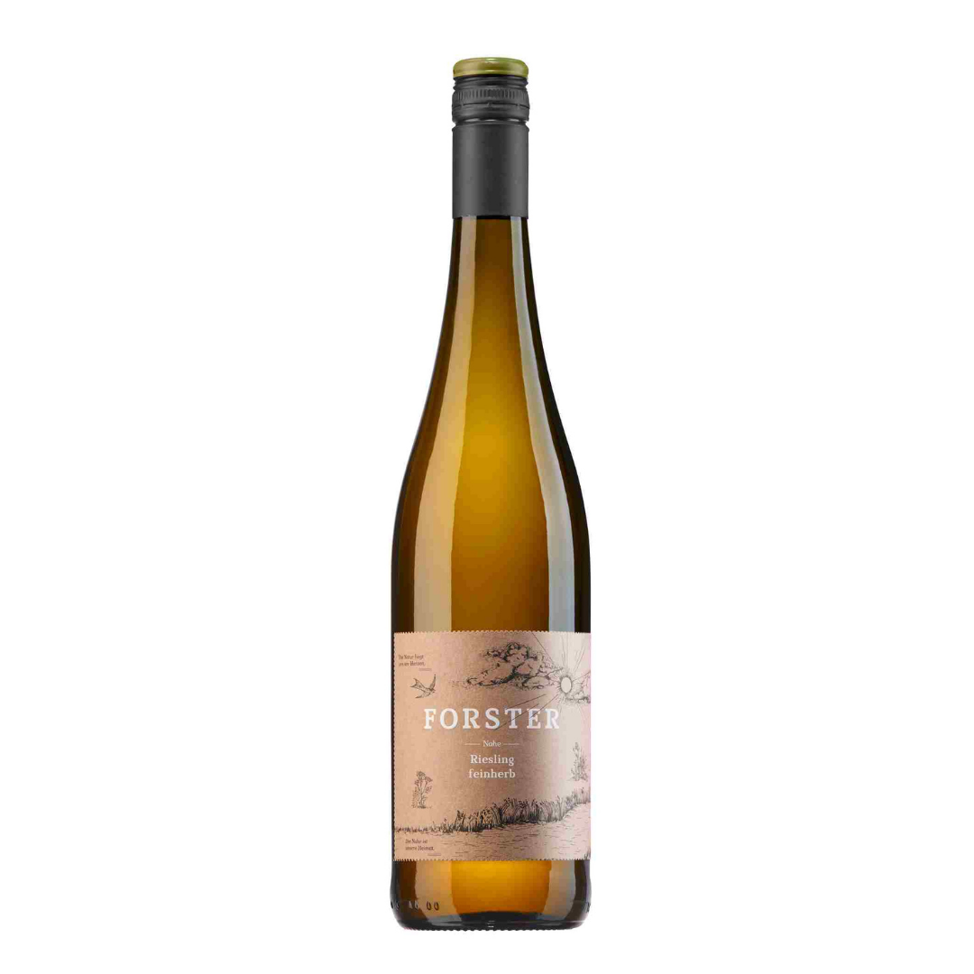 Flasche Weißwein vom Weingut Forster aus Rümmelsheim an der Nahe, Sorte Riesling feinherb, mit dunklem Schraubverschluss und beige-braunem Etikett, das mit weißer Schrift das Logo Forster sowie die Sorte zeigt, zudem eine gezeichnete Landschaft mit Sonne, Wolken, Schwalbe und Pflanzen. 