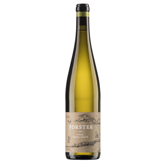 Flasche Weißwein vom Weingut Forster aus Rümmelsheim an der Nahe, Sorte Solaris Auslese edelsuess, mit Korken und beige-braunem Etikett, das mit weißer Schrift das Logo Forster sowie die Sorte zeigt, zudem eine gezeichnete Landschaft mit Sonne, Wolken, Schwalbe und Pflanzen. 